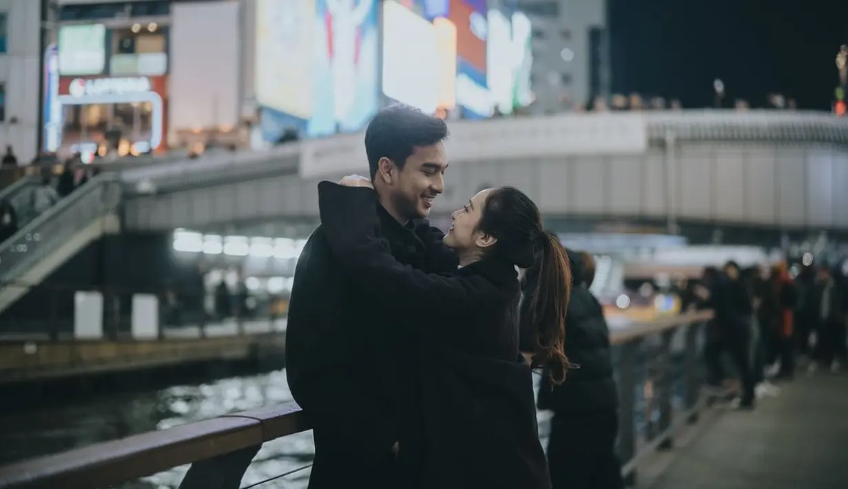 Potret manis pasutri baru ini ketika honeymoon mengenakan outfit musim dingin yang sama-sama berwarna hitam. [Foto: Instagram/salshabillaadr]