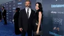 Aktor kawakan Mel Gibson dan pacar mudanya, Rosalind Ross berpose di karpet merah Critic's Choice Awards 2016 di California, Minggu (11/12). Tak hanya mesra, saat ini Rosalind bahkan sedang hamil anak Mel yang ke-9. (Christopher Polk/Getty Images/AFP)