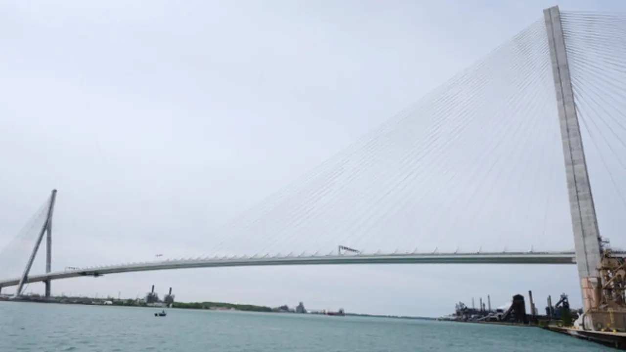 Dibayangi Tarif Trump, Jembatan Rp 82 Triliun Kanada-Amerika Serikat Beroperasi