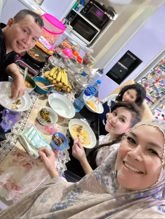 Pagi harinya, Ayu dan orang tua terlihat sahur bareng memulai ramadhan hari pertama. (Liputan6.com/IG/@mom_ayting92_)