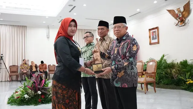 Heni Mustakaningati menerima penghargaan Satya Lencana Kebaktian Sosial yang diserahkan Wapres Maruf Amin di Bangka Belitung. (Liputan6.com/ist)