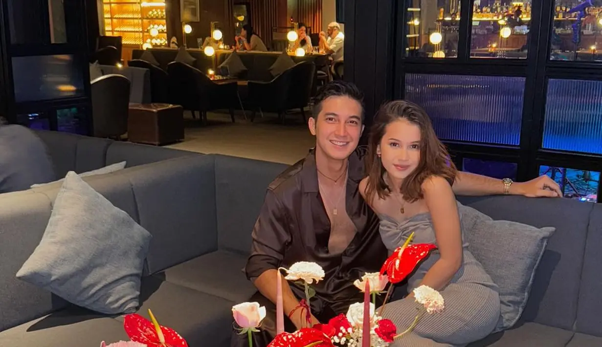 Sementara Junior tampil tak kalah memesona mengenakan setelan kemeja silk berwarna dark chocolate yang elegan. [@sandrinna_11].