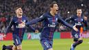 Pemain PSG, Angel Di Maria (tengah) merayakan golnya ke gawang Barcelona pada babak 16 besar Liga Champions  di Parc des Princes stadium, Paris, (14/2/2017). PSG menang 4-0. (AP/Francois Mori)