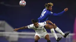 Bek Chelsea, Reece James, berebut bola dengan bek Rennes, Dalbert, pada laga lanjutan Liga Champions 2020/2021 di Stadion Stamford Bridge, Kamis (5/11/2020) dini hari WIB. Chelsea menang 3-0 atas Rennes. (Ben Stansall/Pool via AP)