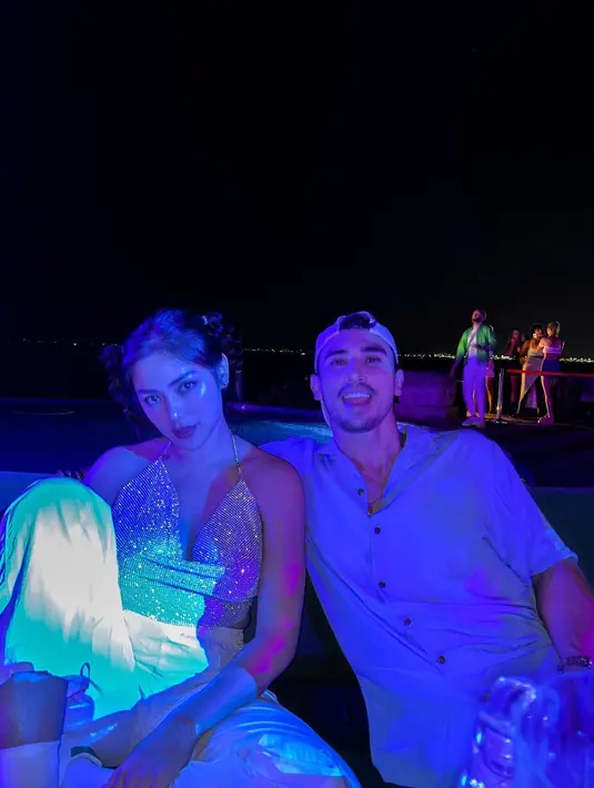 Jessica Iskandar tampak memadukannya dengan celana panjang putih polos. Ditambah detail riasan wajah dan tatanan rambutnya yang unik. Foto: Instagram.