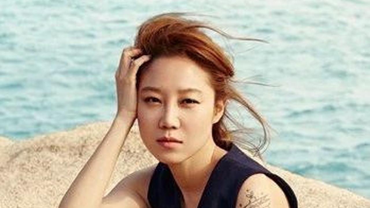 Gong Hyo Jin, seorang bintang dengan dualitas antara fashionista dan environmentalist, menghadirkan inspirasi melalui kariernya yang cemerlang dan komitmennya untuk melibatkan diri dalam upaya pelestarian lingkungan.