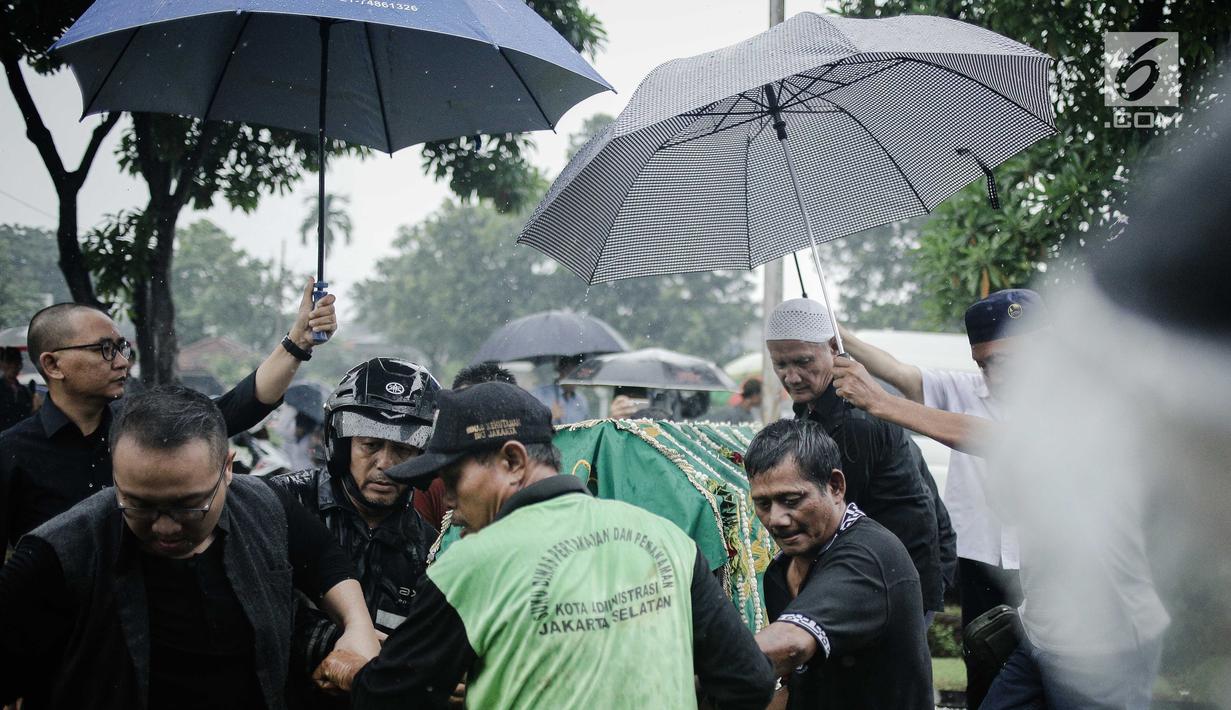 FOTO: BCL hingga Wulan Guritno Hadiri Pemakaman Deddy ...