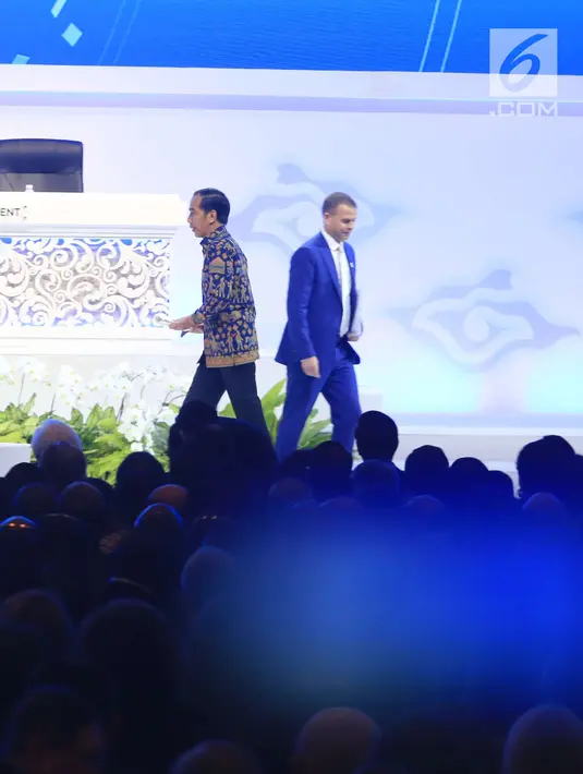Presiden Joko Widodo bersiap menyampaikan sambutan pada Pertemuan IMF-WB Group 2018, Bali, Jumat (12/10). Dalam pidatonya, Jokowi mengumpamakan kondisi ekonomi global sekarang seperti cerita serial televisi Game of Thrones. (Liputan6.com/Angga Yuniar)