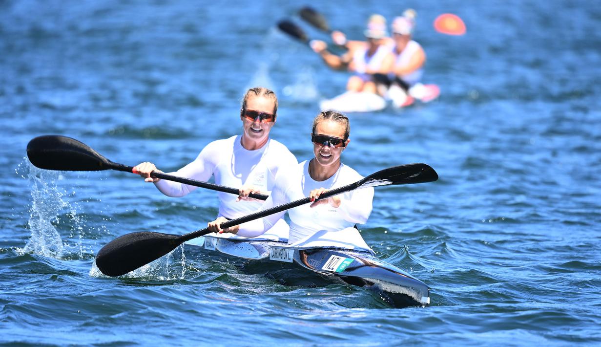 Pasangan Selandia Baru berhasil unggul atas pasangan Karolina Naja/Anna Pulawska (Polandia) dan Dora Bodonyi/Danuta Kozak (Hungaria) menyabet perak dan perunggu, masing-masing catatan waktu selama 1 menit 36,753 detik dan 1 menit 36,867 detik. (Foto: AFP/Luis Acosta)