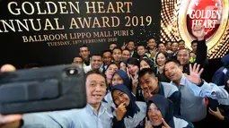 CEO Lippo Malls Indonesia Eddy Mumin swafoto bersawa karyawan usai acara Golden Heart Annual Award 2019 di Lippo Mall Puri, Jakarta, Selasa (18/2/2020). Golden Heart merupakan apresiasi kepada karyawan yang menjunjung tinggi nilai kejujuran. (Liputan6.com/Fery Pradolo)