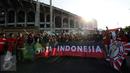 Suporter Indonesia membentangkan spanduk jelang menyaksikan laga final kedua Piala AFF 2016 antara Thailand melawan Indonesia di Rajamangala National Stadium, Sabtu (17/12). Laga sebelumnya, Thailand kalah 1-2. (Liputan6.com/Helmi Fithriansyah)