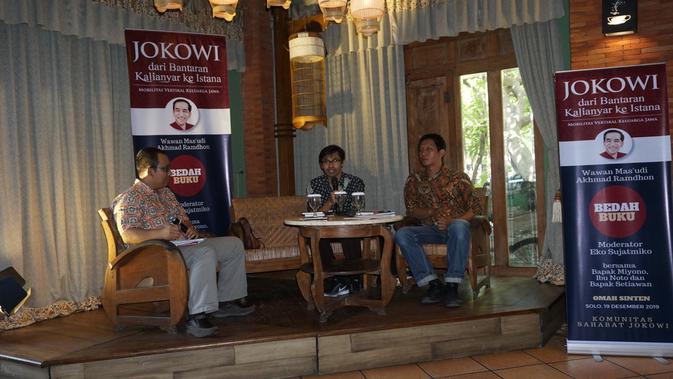 Bedah buku 'Jokowi dari Bantaran Kalianyar ke Istana' yang dilakukan oleh dua penulis buku di Omah Sinten Solo, Rabu (19/12).(Liputan6.com/Fajar Abrori)