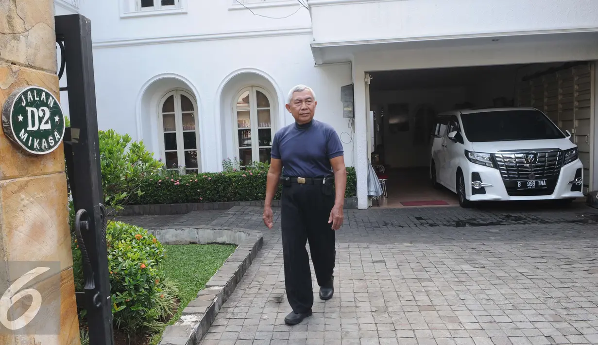 Seorang satpam yang menjaga rumah Gubernur Sulawesi Tenggara Nur Alam di Jalan Mikasa D2, Kuningan, Jakarta, Selasa (23/8). KPK menggeledah rumah tersebut terkait kasus dugaan tindak pidana korupsi penerbitan izin pertambangan. (Liputan6.com/Helmi Afandi)
