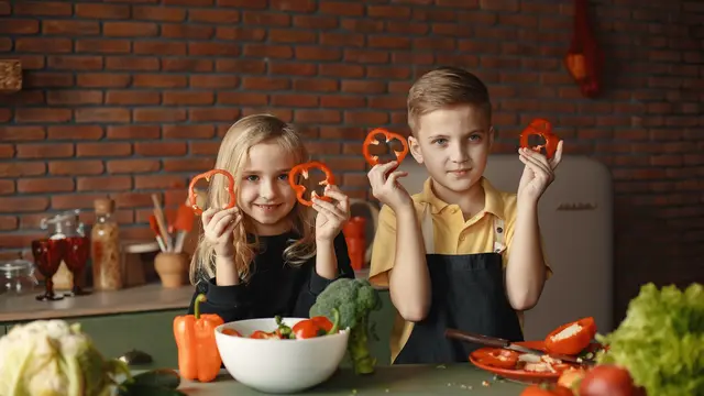 [Fimela] memasak bareng anak