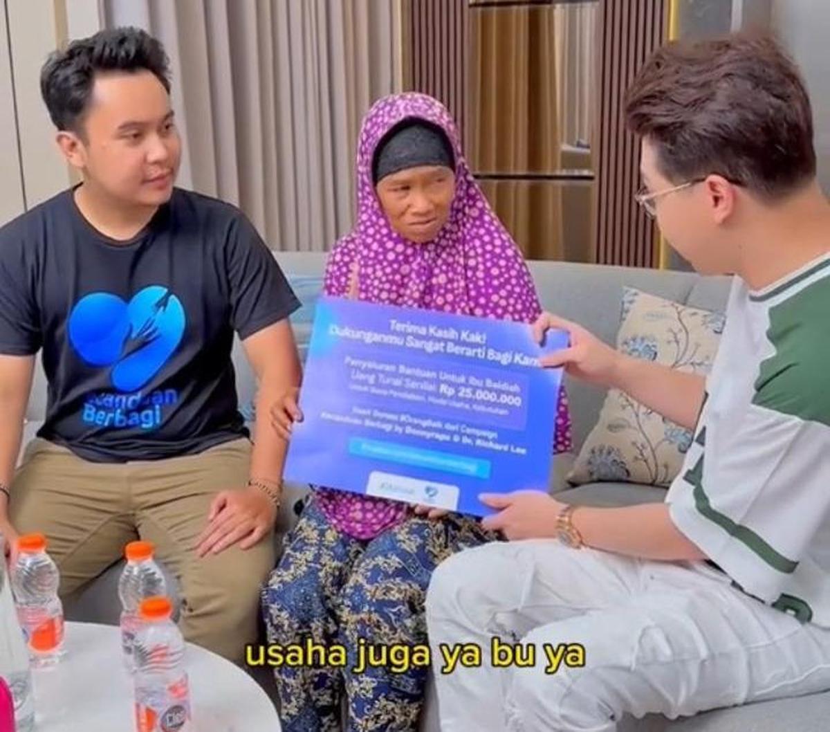 Datang ke podcast dr. Richard, Ibu Mbal juga mendapat donasi sebesar 25 juta rupiah. Uang ini diberikan langsung oleh dr. Richard untuk memenuhi kebutuhan sehari-hari dan dijadikan modal usaha.