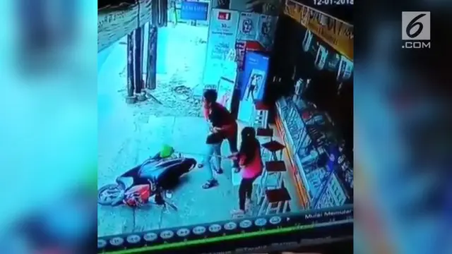 Seorang wanita memberikan pelajaran kepada pelaku pencurian ponsel dengan menggunakan sapu.