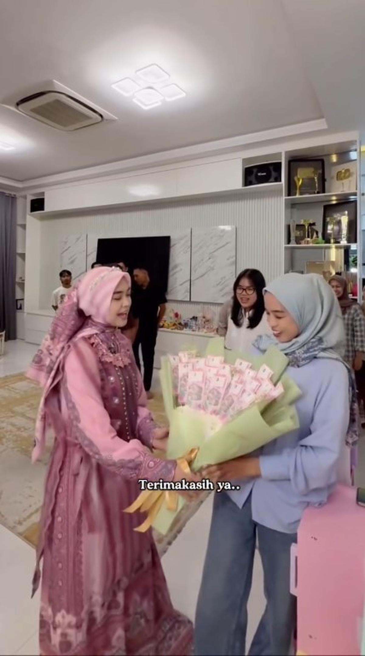 Cara Unik Ria Ricis Bagi THR ke Karyawan, Uang Dijadikan Buket