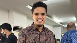 Calon pemain naturalisasi Timnas Indonesia, Ragnar Oratmangoen, tiba di Stadion Gelora Bung Tomo, Surabaya, pada Kamis (16/11/2023) petang WIB. (Bola.com/Erwin Fitriansyah)