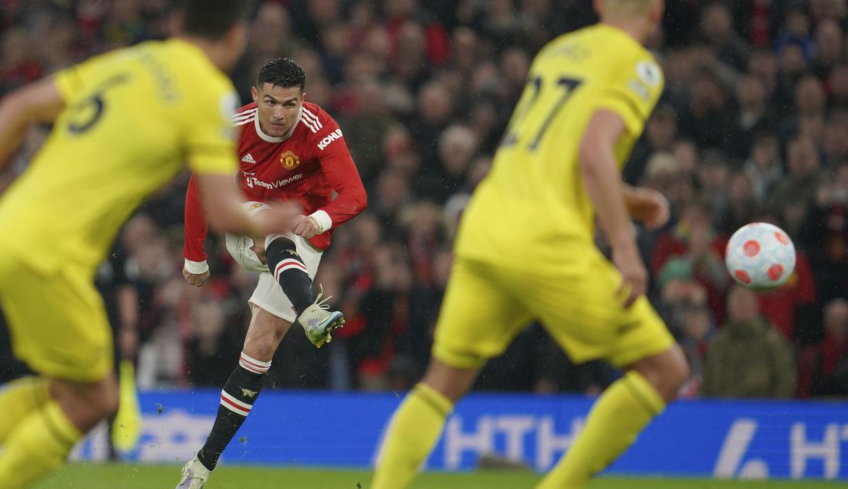 <p>Satu gol Cristiano Ronaldo dalam kemenangan 3-0 Manchester United atas Brentford di Old Trafford yang merupakan laga terakhir di kandang musim ini menggenapi raihan 14 gol kandang sang megabintang. (AP/Jon Super)</p>