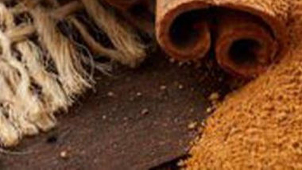 14. Kayu Manis<br>Minyak kayu manis biasa disebut dengan cinnamon bark oil. Selain dari kulit kayu, minyak atsiri pada kayu manis juga diambil pada bagian daunnya.