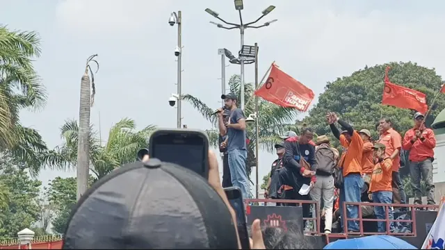 Orasi Reza Rahadian di depan Gedung DPR