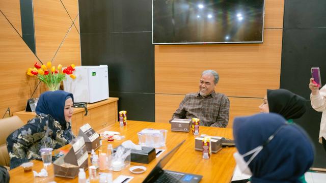 Aktivitas Michael Simon sebagai pengusaha di bidang kosmetik. (Foto: Dok. Koleksi Pribadi Michael Simon)