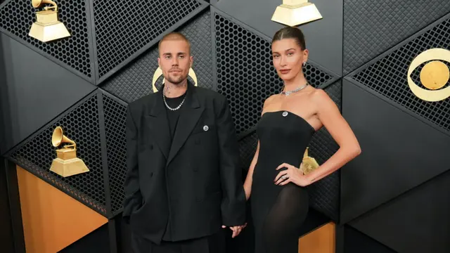 Hailey Bieber Temani Justin Bieber di Grammy 2026 pakai dress hitam. [Copyright AP]