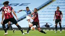 Striker Manchester City, Gabriel Jesus, melepaskan tendangan ke arah gawang Bournemouth, Jack Stacey, pada laga lanjutan Premier League pekan ke-36 di Etihad Stadium, Kamis (16/7/2020) dini hari WIB. Manchester City menang 2-1 atas Bournemouth. (AFP/Dave Thompson/pool)