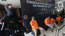Tersangka kasus penyelundupan narkoba saat rilis di Kantor Bea Cukai Bandara Soetta, Tangerang, Jumat (18/9/2020). Bea Cukai Bandara Soetta juga berhasil menggagalkan 1,2 juta benih lobster ke Vietnam dan menggagalkan 177 kasus penyelundupan narkoba selama masa Pandemi. (Liputan6.com/Fery Pradolo)