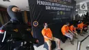 Tersangka kasus penyelundupan narkoba saat rilis di Kantor Bea Cukai Bandara Soetta, Tangerang, Jumat (18/9/2020). Bea Cukai Bandara Soetta juga berhasil menggagalkan 1,2 juta benih lobster ke Vietnam dan menggagalkan 177 kasus penyelundupan narkoba selama masa Pandemi. (Liputan6.com/Fery Pradolo)