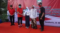 Wali Kota Solo, FX Hadi Rudyatmo memberikan bantuan ponsel pintar kepada siswa di SMP N 21 Solo, Jumat (16/10).(Liputan6.com/Fajar Abrori)
