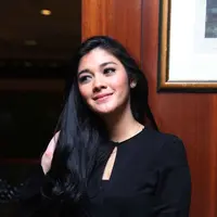 Wajah cantik Naysila Mirdad terbingkai indah dengan rambutnya yang indah dan natural. Ditambah dengan senyum manis semakin memaksimalkan penampilannya. (Nurwahyunan/Bintang.com)