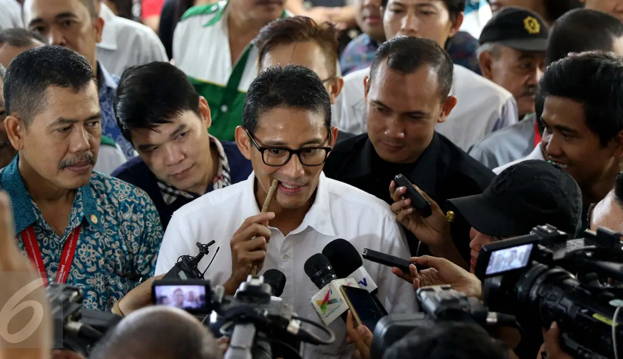 Cawagub DKI Jakarta, Sandiaga Uno menjajal siwak yang dibelinya dari salah satu pedagang ITC Mangga Dua, Jakarta Utara, Kamis (3/11). Di sana, Sandiaga berkeliling untuk menyapa dan berdialog dengan pedagang serta pengunjung. (Liputan6.com/Gempur M Surya)