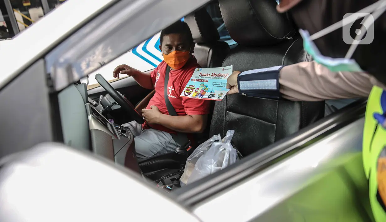 Polisi melakukan sosialisasi larangan mudik kepada pengguna jalan di kawasan Bundaran HI, Jakarta, Rabu (6/5/2020). Sosialisasi tersebut dilakukan demi memutus mata rantai penyebaran virus corona COVID-19 dari satu wilayah ke wilayah lain. (Liputan6.com/Faizal Fanani)