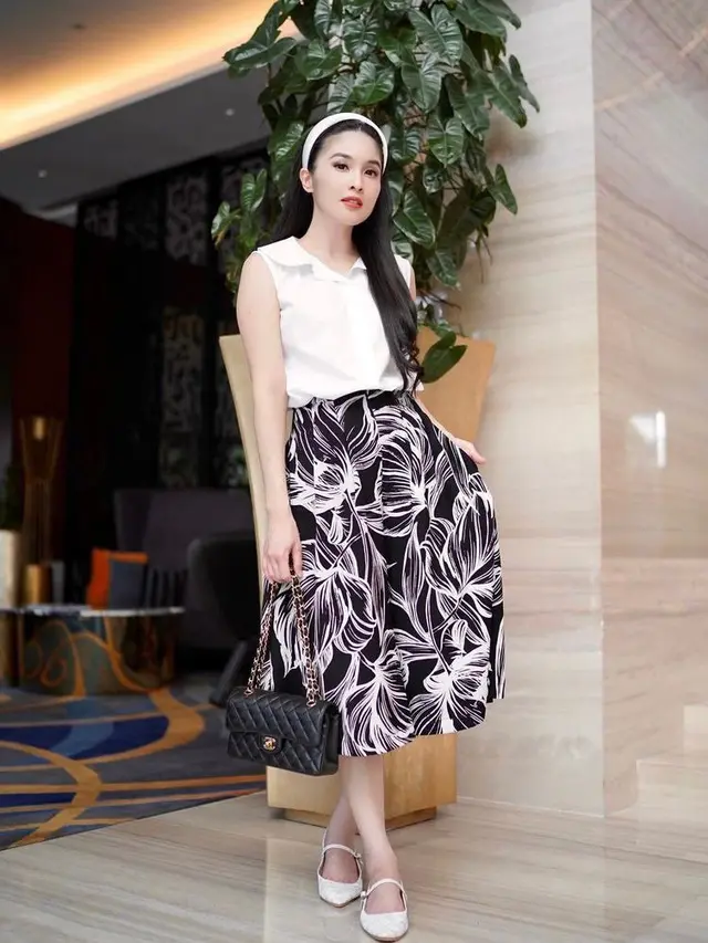 9 Inspirasi Gaya Busana Nuansa Monokrom untuk Pesta, Elegan dan Classy!