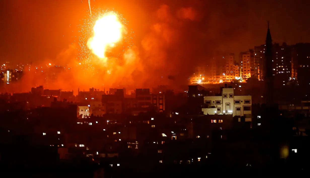 Bola api meledak selama serangan udara Israel di Gaza City, Rabu (8/8). Sirene dibunyikan di beberapa daerah dekat perbatasan dengan Gaza, memperingatkan warga untuk mencari tempat perlindungan segera. (MAHMUD HAMS/AFP)