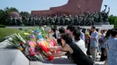 Penduduk meletakkan bunga di depan patung pemimpin Korea Utara, Kim Il Sung dan Kim Jong Il di Bukit Mansu, Pyongyang, pada peringatan 24 tahun kematian Kim Il Sung, Sabtuu (7/7). Kim Il-sung memimpin Korut sejak 1948 hingga 1994. (AP/Andrew Harnik, Pool)