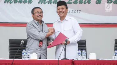  Sekda Jawa Barat, Iwa Karniwa (kanan) memberikan formulir pendaftaran calon gubernur Jawa Barat ke Ketua DPP Bidang Pemenangan Pemilu PDIP Bambang DH  di kantor DPP PDIP di Jalan Diponegoro, Menteng, Jakarta, Jumat (7/7). (Liputan6.com/Faizal Fanani)