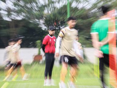 Pelatih anyar Nil Maizar pimpin langsung latihan perdana Dewa United di lapangan latih Indomilk Arena, Tangerang, Rabu (06/04/2022). (Bola.com/Bagaskara Lazuardi)