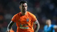 Kapten tim Borneo FC, Stefano Lilipaly saat menghadapi pemain Madura United pada laga leg kedua semifinal Championship Series BRI Liga 1 2023/2024 di Stadion Batakan, Balikpapan, Kalimantan Timur, Minggu (19/5/2024). (Bola.com/Bagaskara Lazuardi)