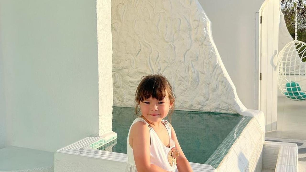 Chloe tampak tidak keberatan ketika diminta berpose di sebuah hotel yang mirip dengan Santorini di Yunani.<br>