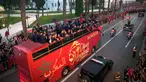 Para pemain timnas Maroko melakukan selebrasi di atas bus dan melambaikan tangan ke publik saat parade di Rabat , Maroko, 20 Desember 2022. Timnas Maroko mendapat sambutan hangat di negaranya setelah berhasil meraih juara keempat Piala Dunia 2022. (AP Photo/Mosa'ab Elshamy)