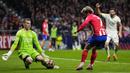 Pemain Atletico Madrid, Antoine Griezmann berusaha mencetak gol ke gawang Real Madrid dalam babak 16 besar Copa del Rey 2023/2024 yang digelar di Metropolitano, Jumat (19/1/2024). (AP Photo/Manu Fernandez)