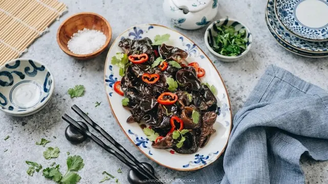 Salad Jamur Kuping Pedas