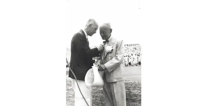 Pendiri Mizuno, Rihachi Mizuno, saat menerima Award of Merit dari Federasi Baseball Jepang pada 1955. (Mizuno.com). 