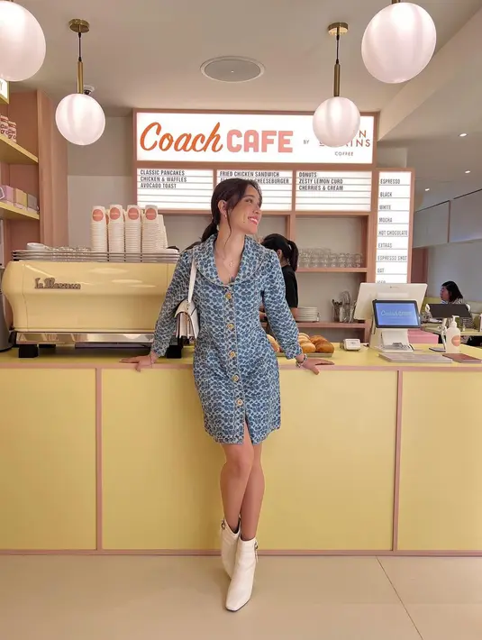 Ngopi but make it chic. Ia mengenakan dress pendek berkerah dari bahan denim yang super chic, dengan detail kancing emas. [Foto: Instagram/yasminnapper]