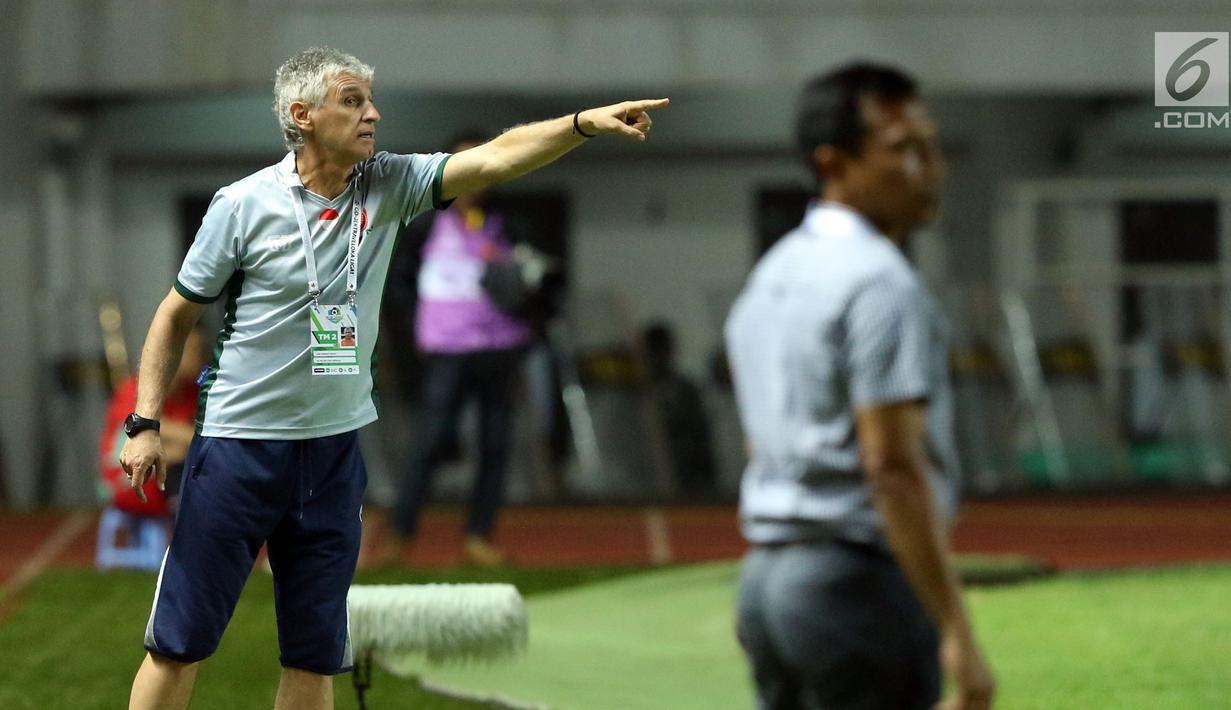 Pelatih PS TNI, Ivan Kolev memberi arahan pada pemainnya saat laga melawan Bali United dilanjutan Liga 1 Indonesia di Stadion Pakansari, Kab Bogor, Senin (10/7). Bali United unggul 4-3. (Liputan6.com/Helmi Fithriansyah)