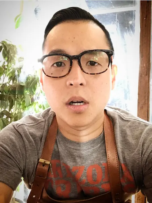 Beragam reaksi mengomentari foto tersebut. Selain ada yang protes lantaran belum habis, banyak juga yang mengucapkan selamat atas suksesnya film tersebut. (Instagram/ernestprakasa)