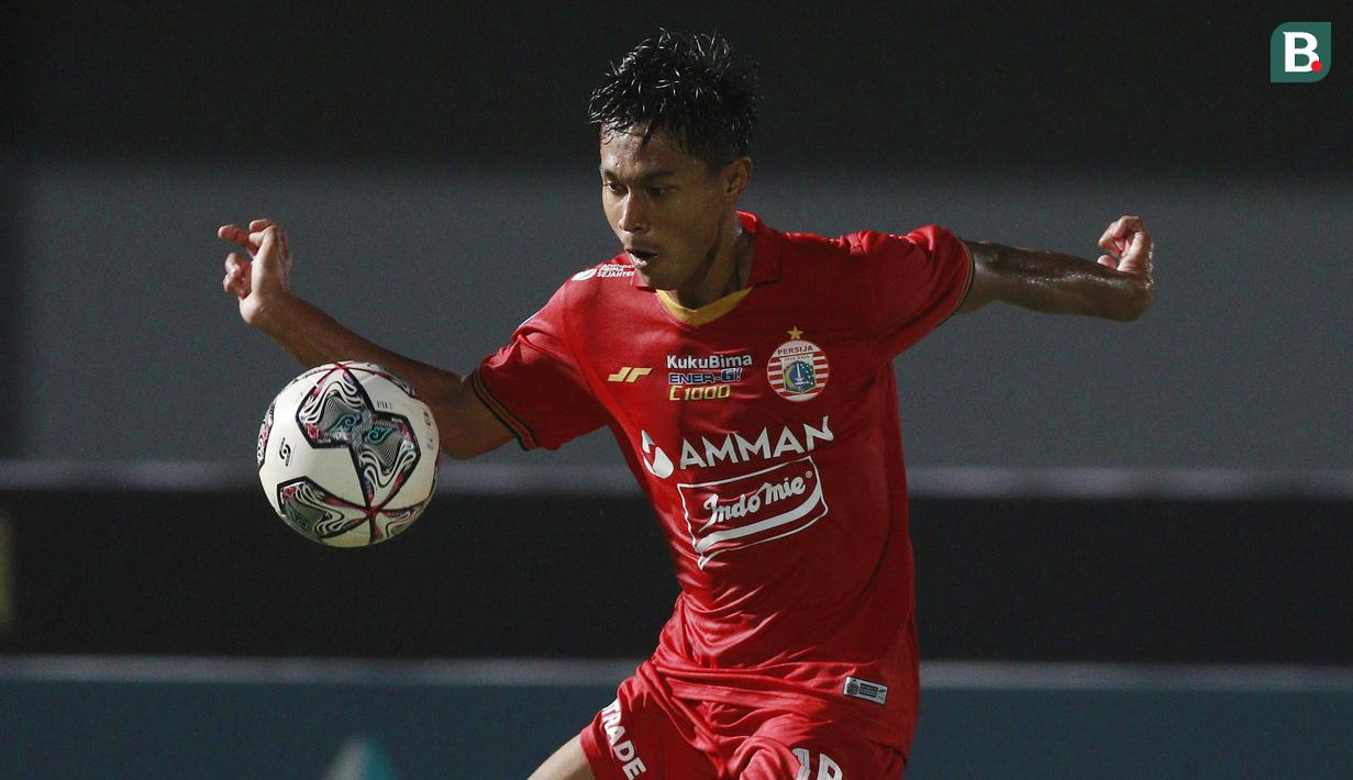 Gelandang Persija Jakarta, Alfriyanto Nico mengontrol bola saat melawan PSIS Semarang dalam laga pekan kedua BRI Liga 1 2021/2022 di Indomilk Arena, Tangerang, Minggu (12/9/2021). (Foto: Bola.Com/M. Iqbal Ichsan)