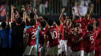 Para pemain Timnas Indonesia U-16 merayakan kemenangan atas Myanmar U-16 lewat adu penalti dalam laga semifinal Piala AFF U-16 2022 antara Indonesia U-16 melawan Myanmar U-16 di Stadion Maguwoharjo, Sleman, Rabu (10/8/2022) malam WIB. (Bola.com/Bagaskara Lazuardi)